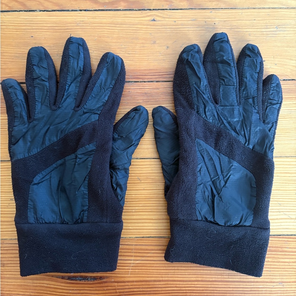 Macy's Black Winter Gloves

Will donate if doesn’t sell ‼️